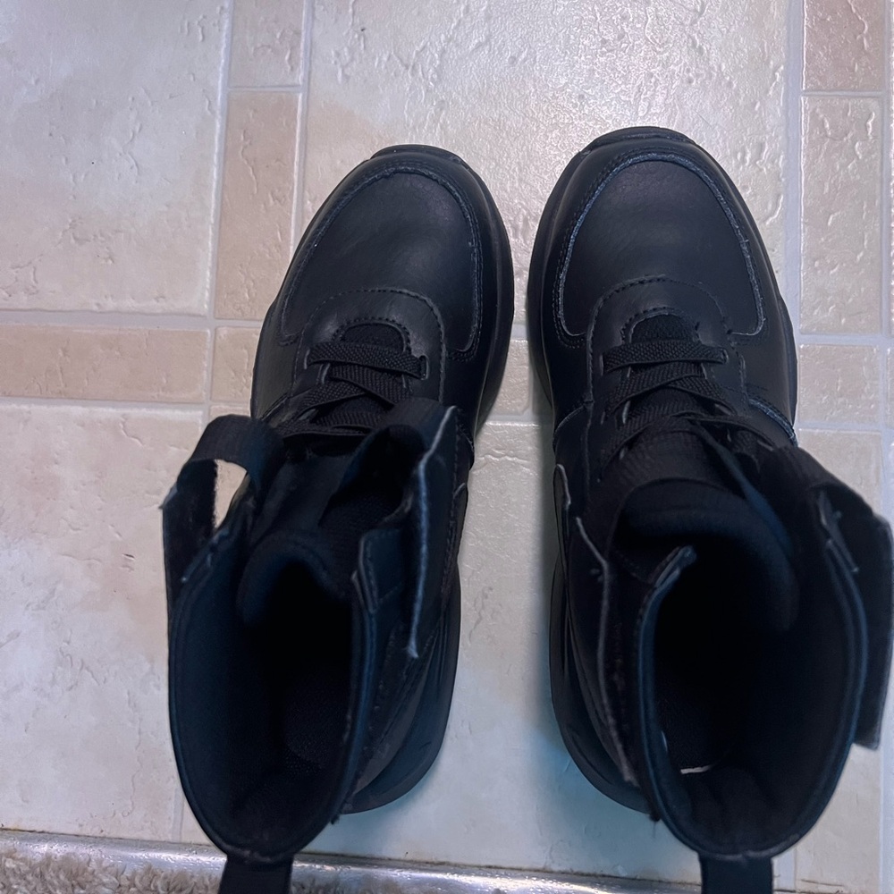 🎄DISCOUNTED SHIP🎊 Nike boots kids size 2